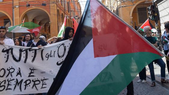 Modena, in centinaia sfilano in centro. «Stop alla guerra in Palestina»