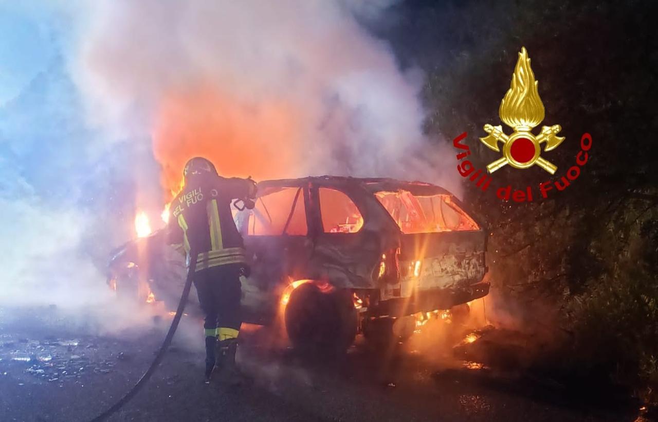 Tempio, auto esce fuori strada e prende fuoco