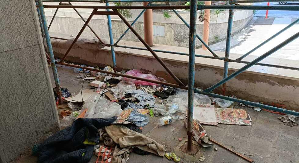 Firenze, accampamenti abusivi nel condominio: protestano i residenti in via Galliano