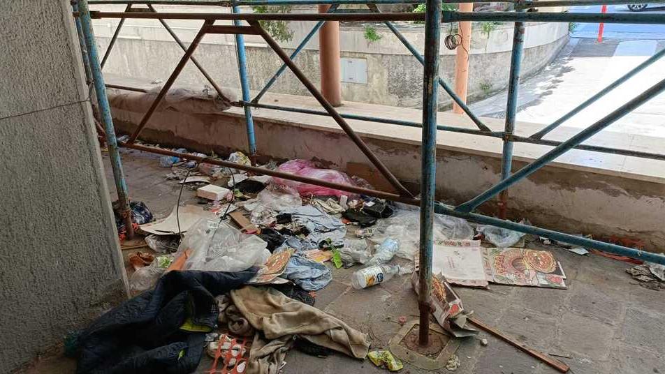 Firenze, accampamenti abusivi nel condominio: protestano i residenti in via Galliano