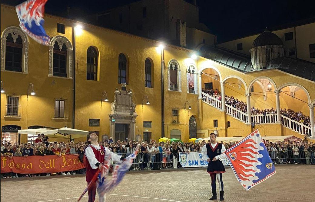 Palio di Ferrara, gara delle bandiere: Ghinassi trionfa