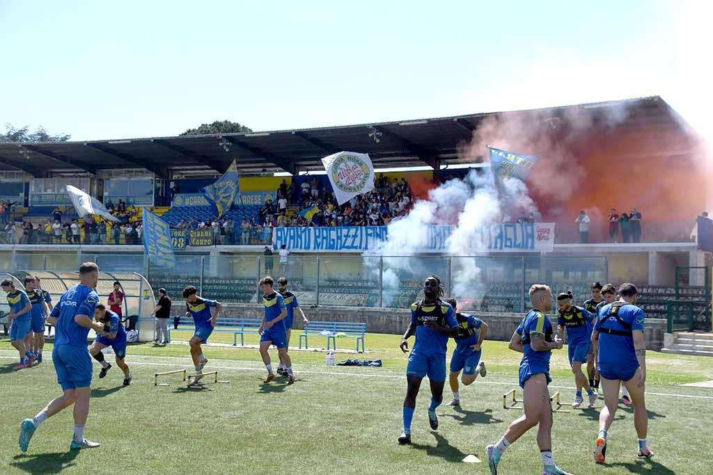 
	I tifosi azzurri durante l'allenamento della Carrarese allo stadio in vista dei playoff (foto Cuffaro)

