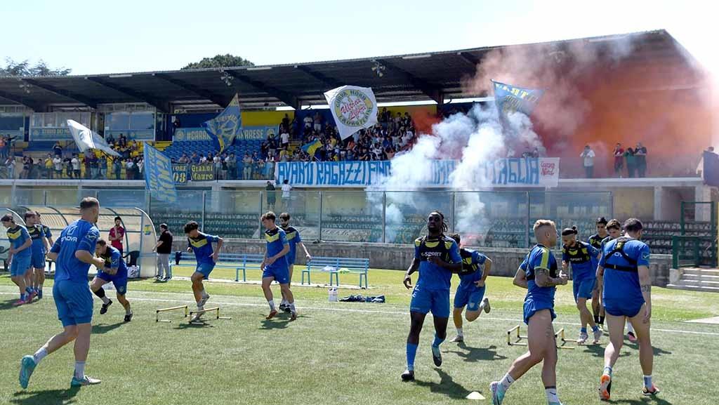 I tifosi azzurri durante l'allenamento della Carrarese allo stadio in vista dei playoff (foto Cuffaro)