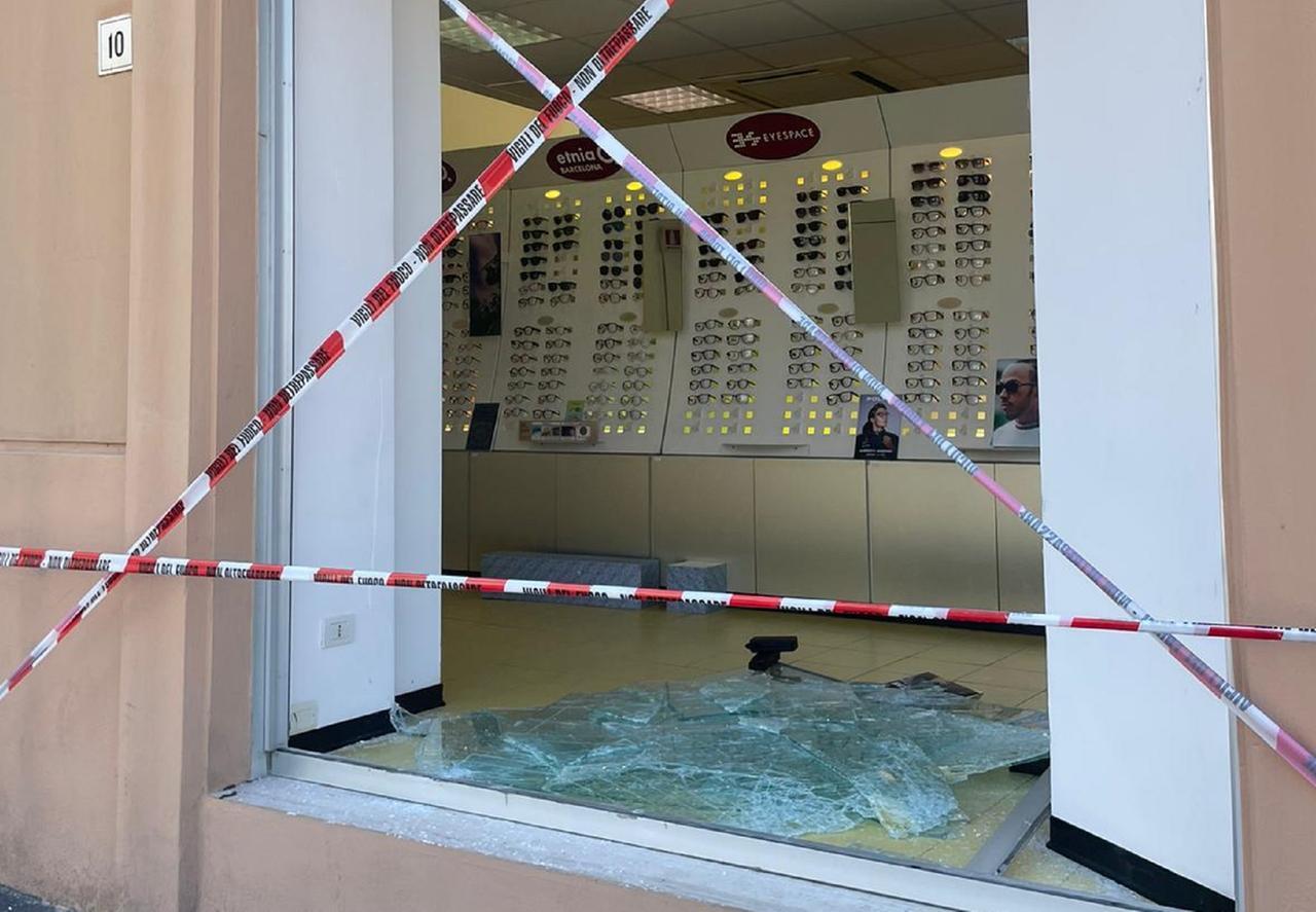 
	I danni al negozio di via dei Lanzi

