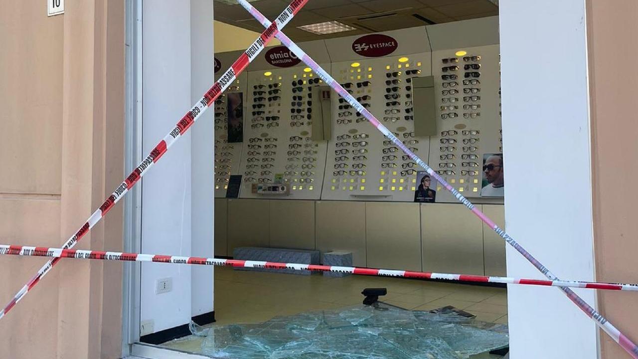 I danni al negozio di via dei Lanzi