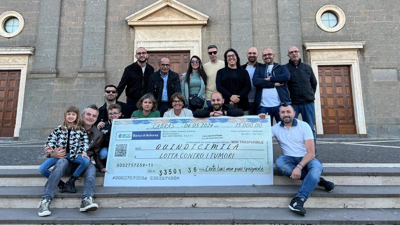 I componenti dell'associazione Certe luci non puoi spegnerle con l'assegno