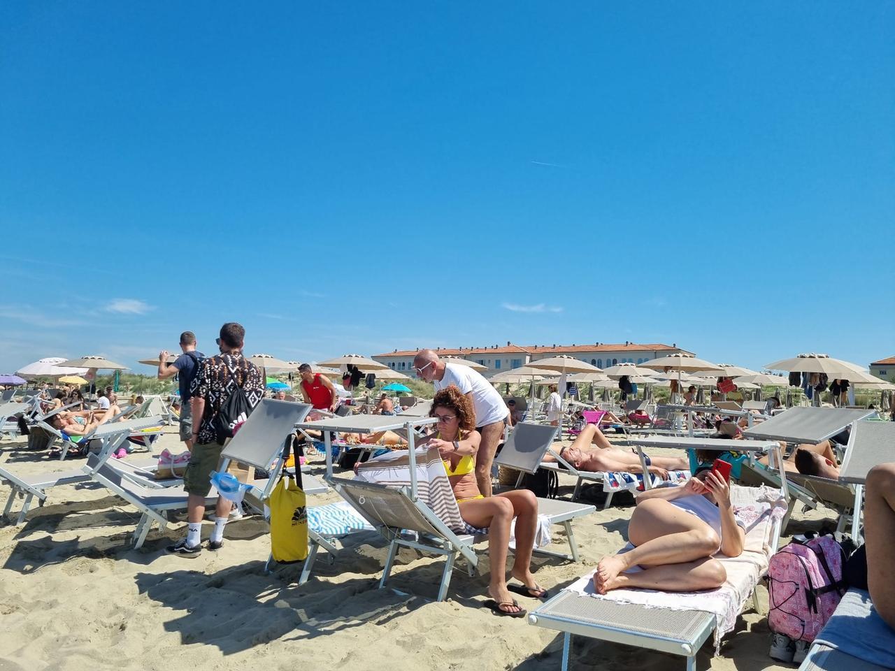Esplode una gran voglia di mare: in Toscana spiagge con il pienone