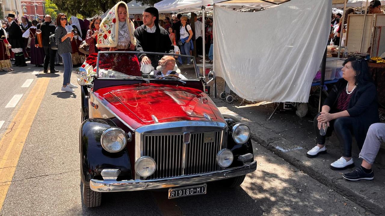 Sassari, l’Orsa Siata Spring chiude il corteo di 120 donne in costume contro ogni violenza