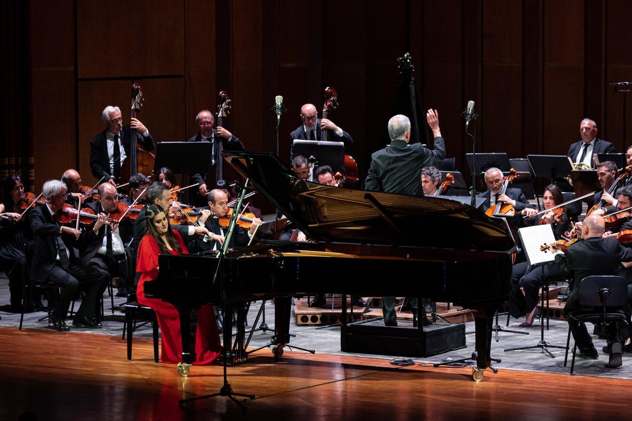 Sassari, il pubblico del Comunale travolge di applausi l’orchestra De Carolis