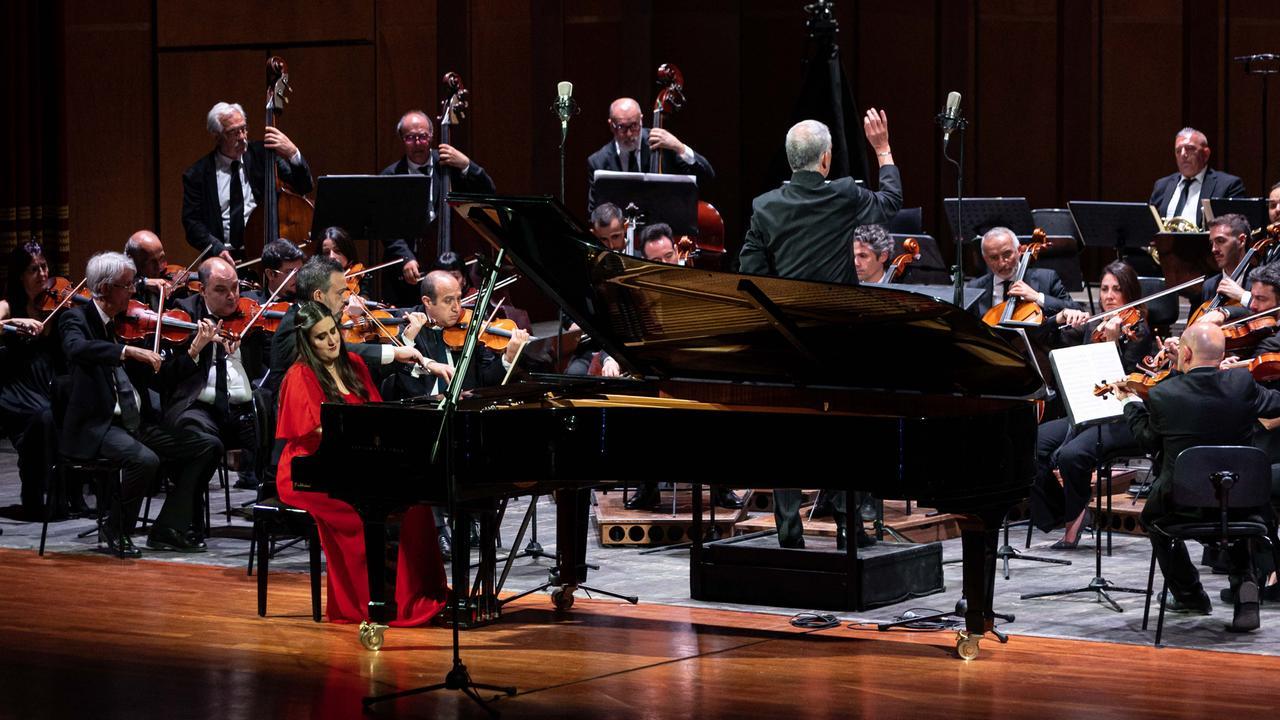 Sassari, il pubblico del Comunale travolge di applausi l’orchestra De Carolis