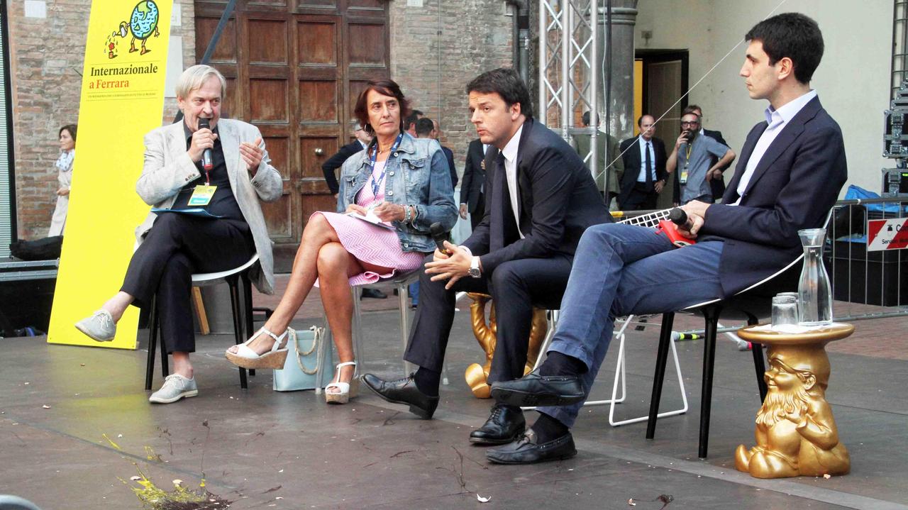 Le uova lanciate sul palco