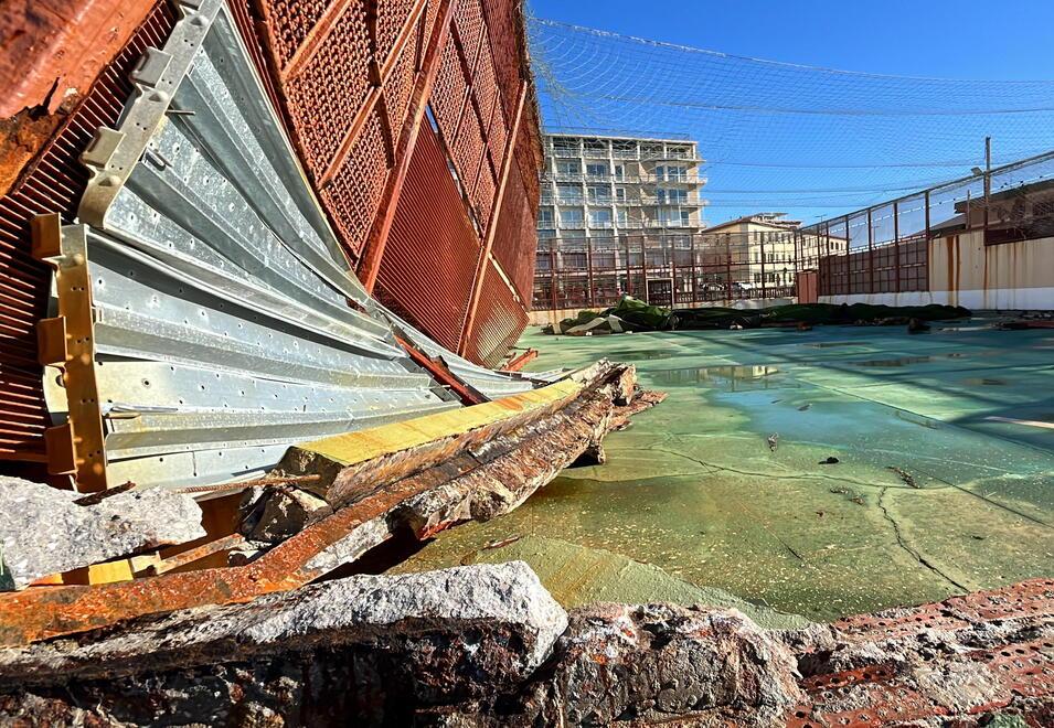 Livorno, il gabbione dei bagni Pancaldi distrutto dalla super mareggiata è quasi pronto: tempi e costi