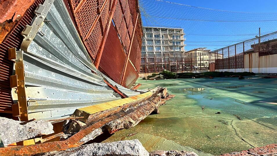 Livorno, il gabbione dei bagni Pancaldi distrutto dalla super mareggiata è quasi pronto: tempi e costi