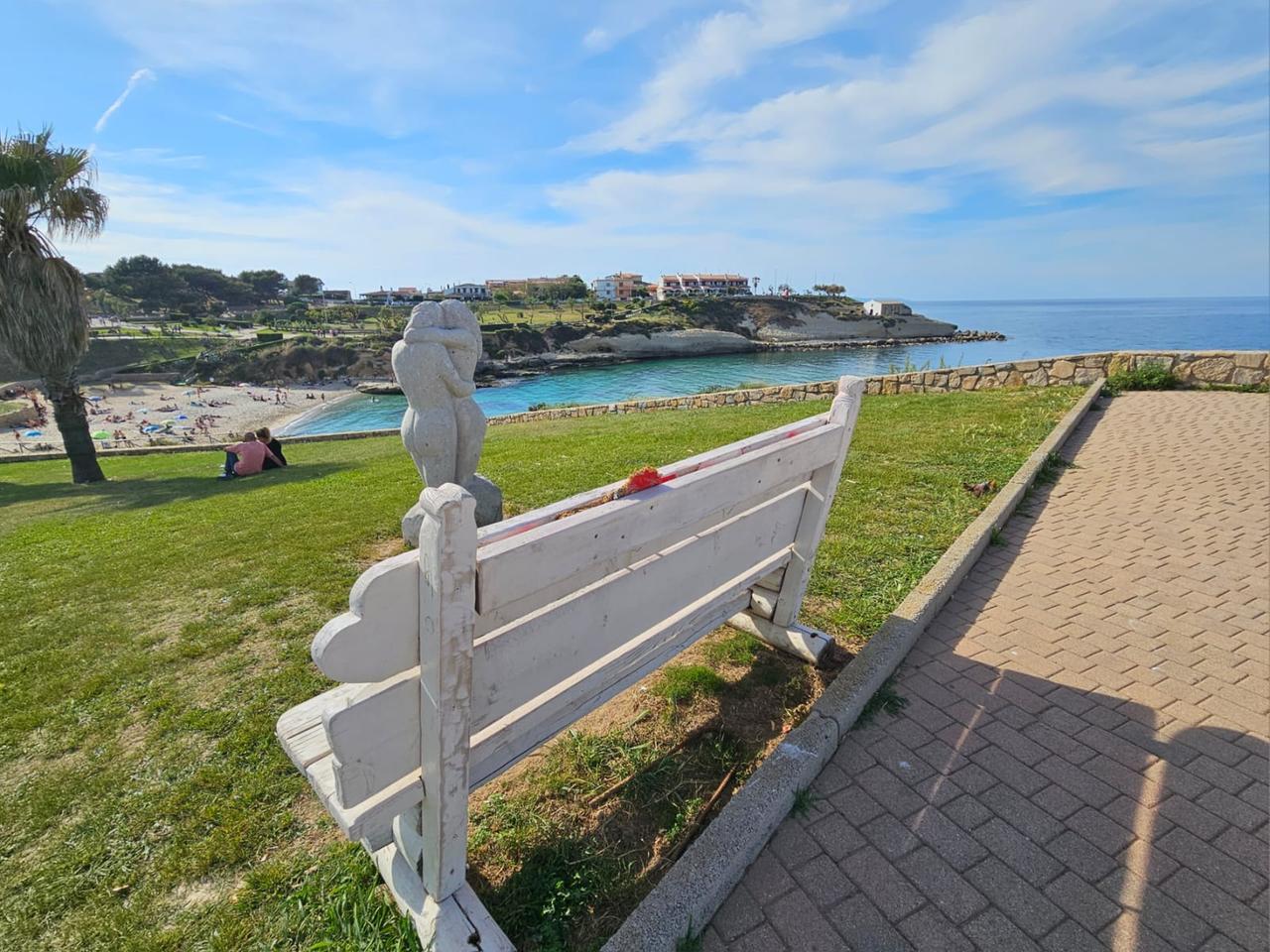 Vandali a Porto Torres: strappati i cuori della panchina dell’amore a Balai