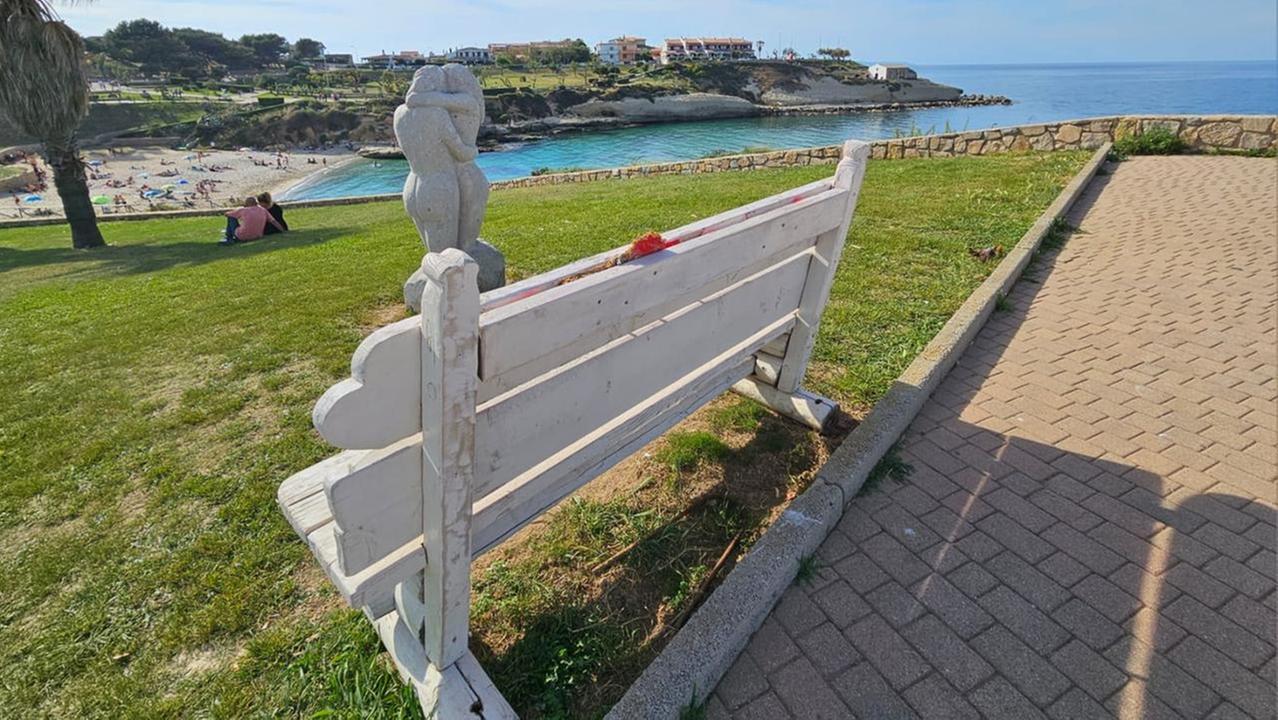Vandali a Porto Torres: strappati i cuori della panchina dell’amore a Balai