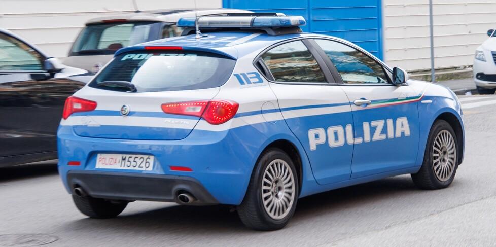 Ferrara, nudo al parco dà in escandescenze: botte al poliziotto e poi l’arresto