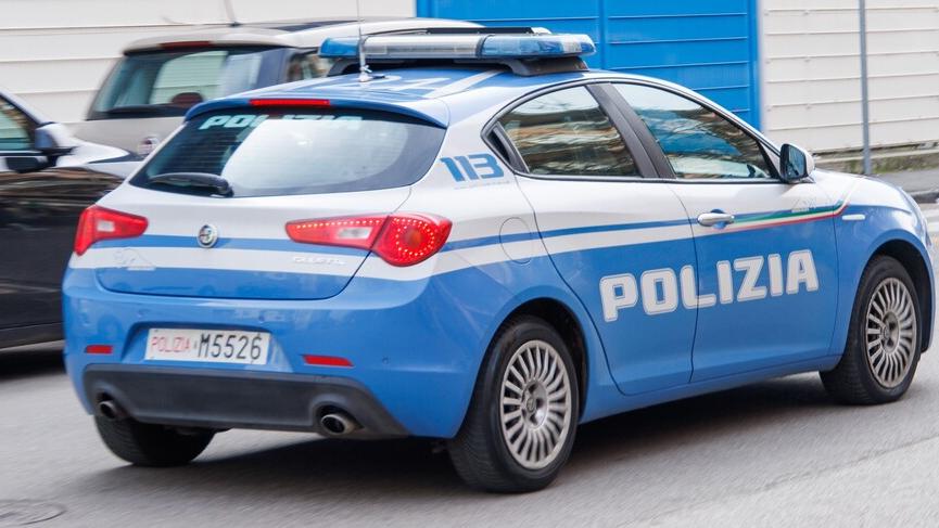 Ferrara, nudo al parco dà in escandescenze: botte al poliziotto e poi l’arresto