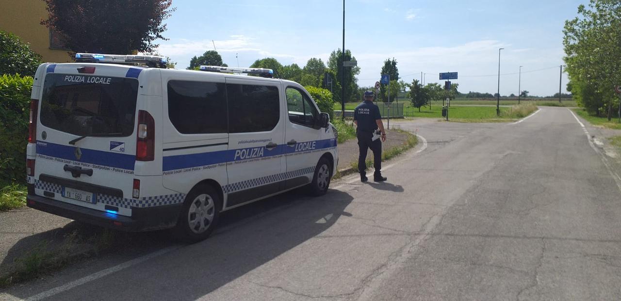 Ciclista cade e batte la testa: è gravissimo