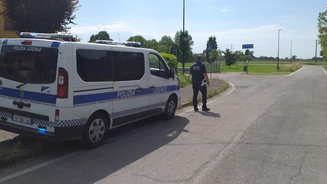 Ciclista cade e batte la testa: è gravissimo