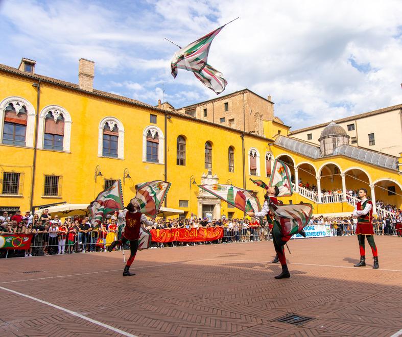 Ferrara. Bandiere, doppietta San Giovanni. Lascia il campionissimo Baraldi