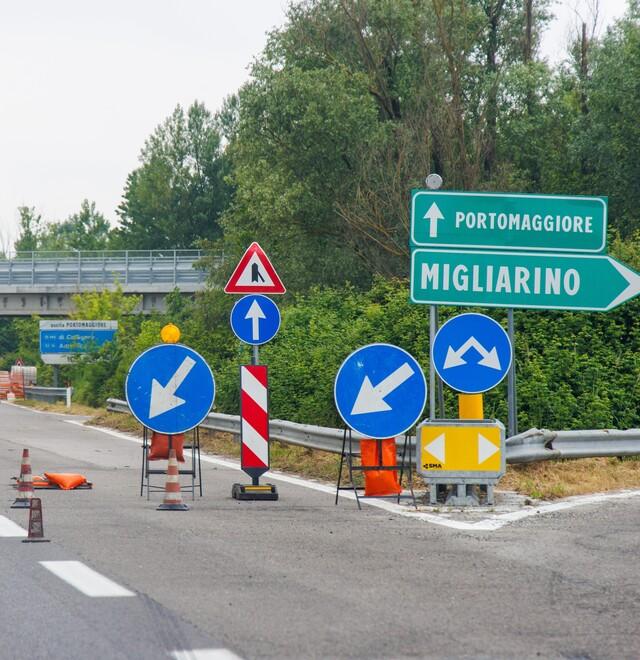 Migliarino, non vede i cartelli del cantiere. Con l’auto contro il new jersey