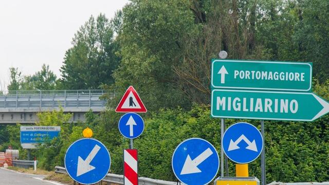 Migliarino, non vede i cartelli del cantiere. Con l’auto contro il new jersey