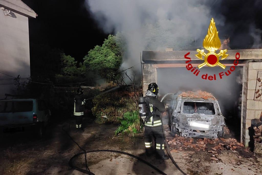 Tadasuni, incendio distrugge due auto e ne danneggia una terza