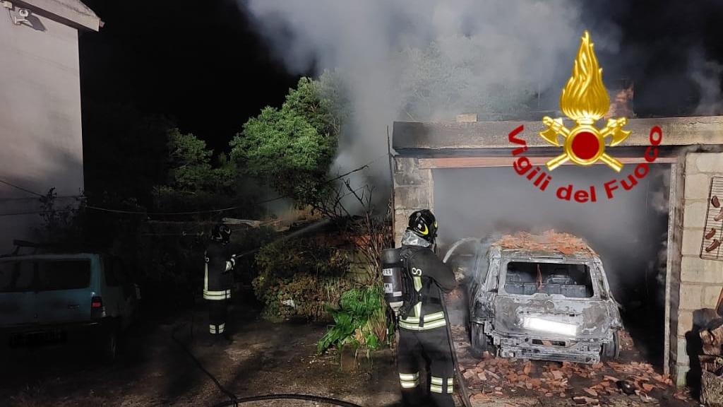 Tadasuni, incendio distrugge due auto e ne danneggia una terza