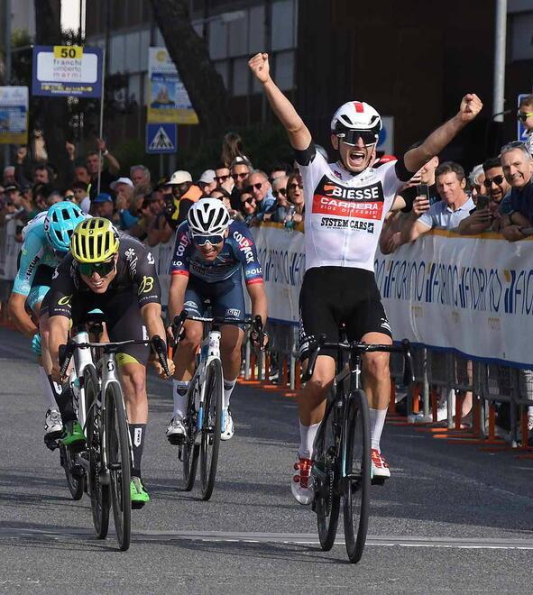 Gp Industrie del Marmo, Tommaso Dati brucia tutti in volata e trionfa sul viale Colombo