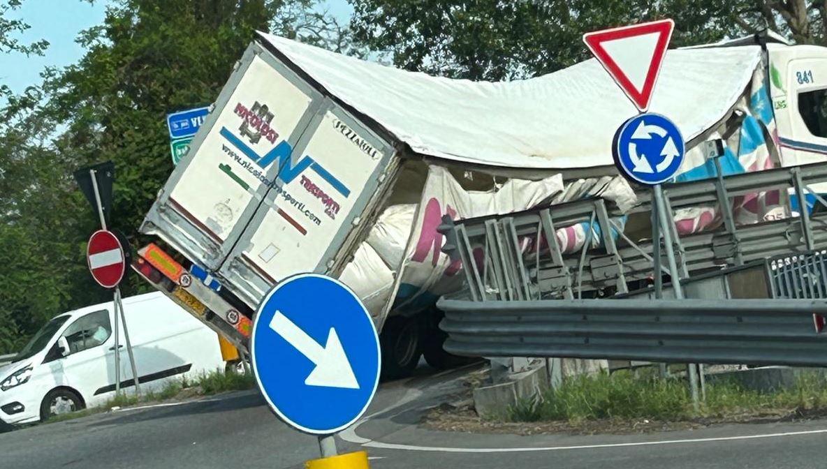 Camion sbaglia la curva a Lido Estensi, traffico in tilt sulla Romea