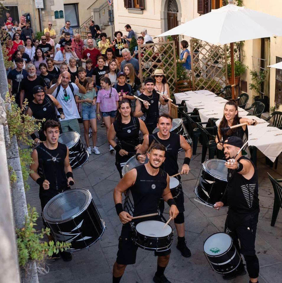 
	Si balla lungo le vie di Manciano con una street band

