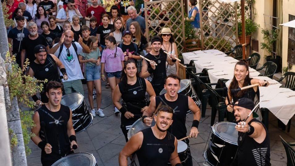 Si balla lungo le vie di Manciano con una street band