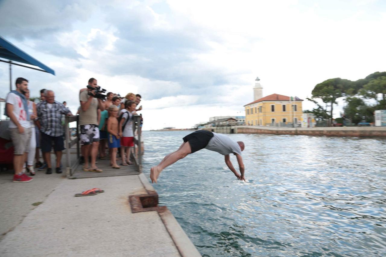 
	Il tuffo nel canale a Cesenatico (foto Zanotti)

