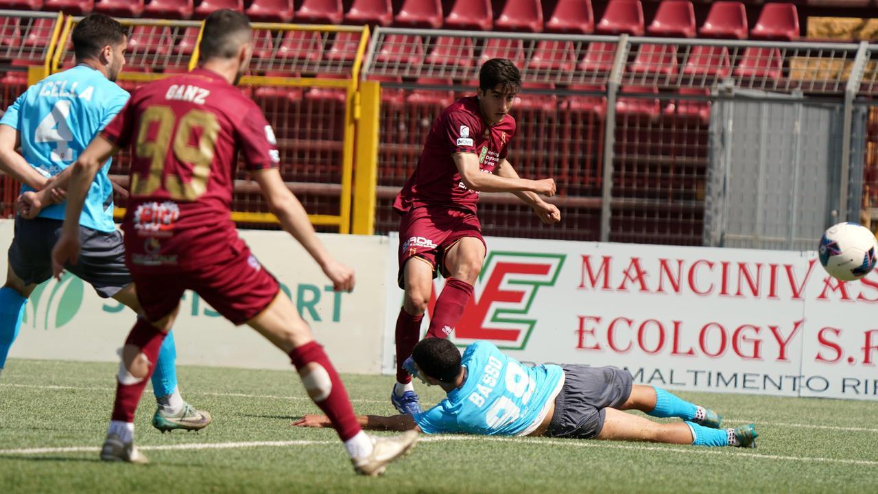 Una rete di Angori con la maglia del Pontedera (Franco Silvi)