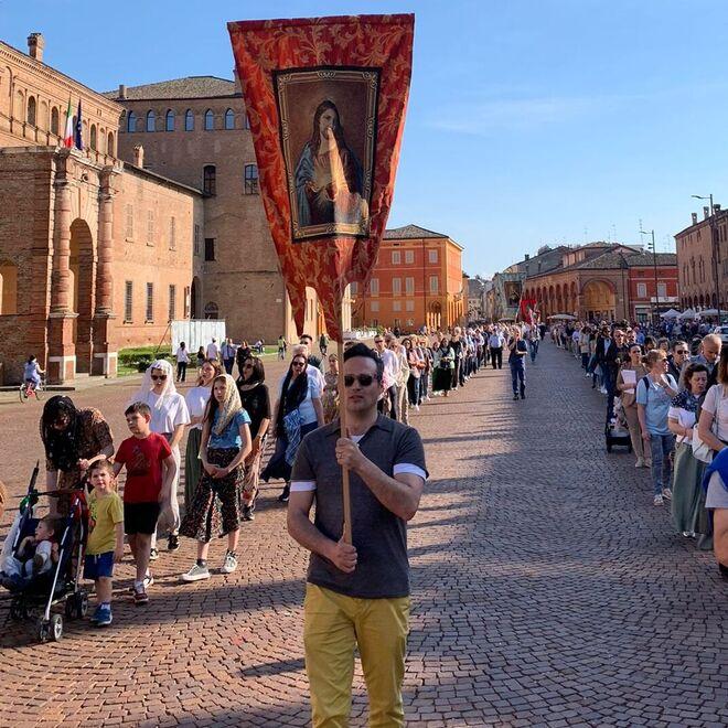 Carpi, la processione riparatoria degli ultracattolici contro la mostra "blasfema"