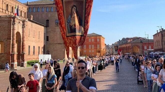 Carpi, la processione riparatoria degli ultracattolici contro la mostra "blasfema"