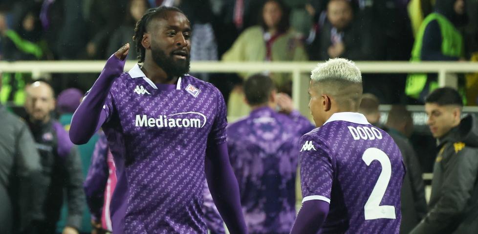 Nzola festeggia dopo il gol al Bruges