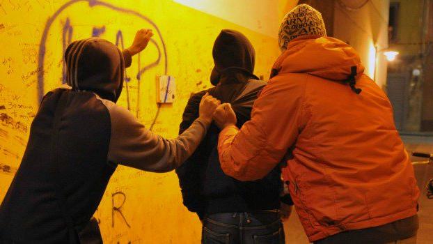 Il branco prende a calci e pugni il clochard per poi rapinarlo dello zainetto