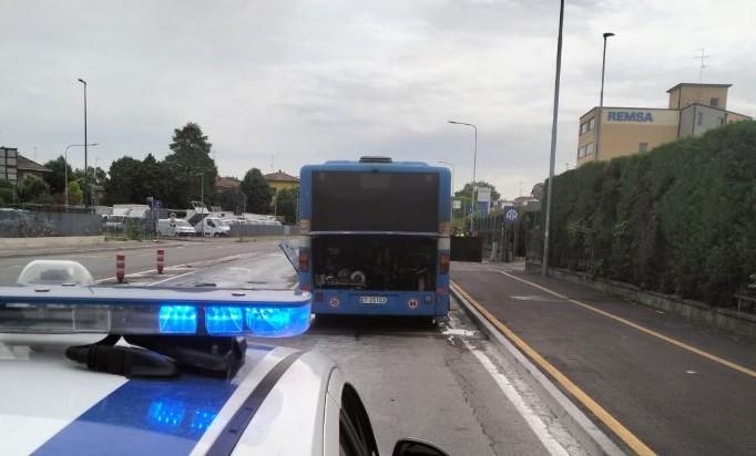 Modena, principio di incendio su una corriera: due passeggeri lievemente intossicati