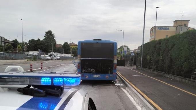 Modena, principio di incendio su una corriera: due passeggeri lievemente intossicati