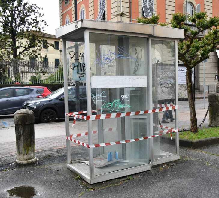 L’ultimo squillo delle cabine telefoniche: otto sono in rimozione a Lucca