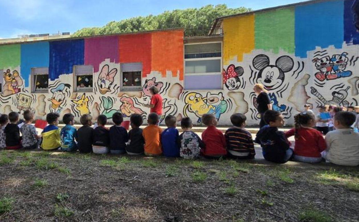 I sogni, gli eroi, i cartoni: a Livorno inaugurato il murale di Ninjart alla scuola dell' infanzia Fratelli Cervi