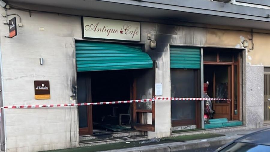 Attentato incendiario ad A ssemini, preso di mira un bar in via Carmine