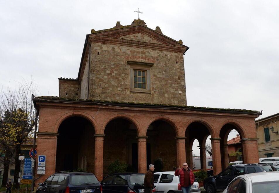 Peccioli, si schianta con l'auto contro la chiesa e vuole andare via. Fermato dai cittadini