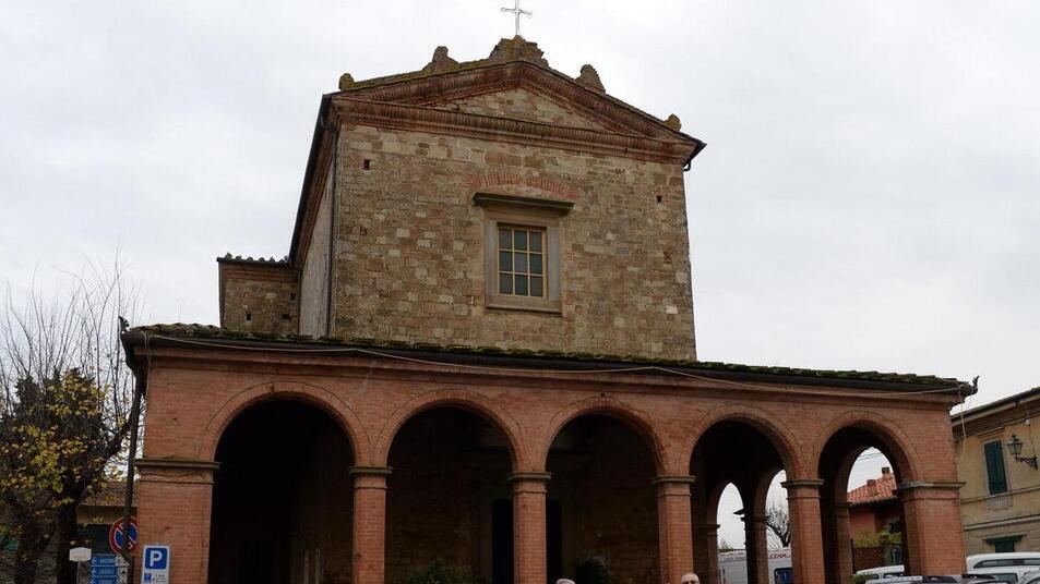 Peccioli, si schianta con l'auto contro la chiesa e vuole andare via. Fermato dai cittadini