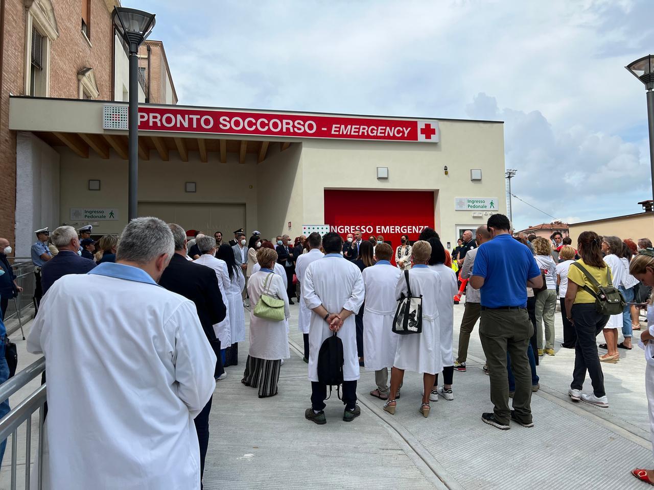 Vignola, sfonda la porta e aggredisce il medico del pronto soccorso