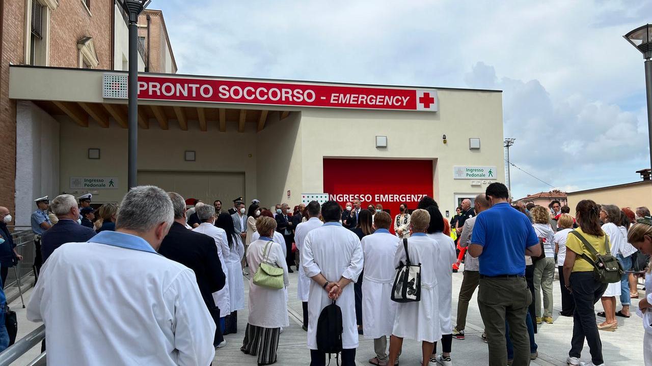 Vignola, sfonda la porta e aggredisce il medico del pronto soccorso