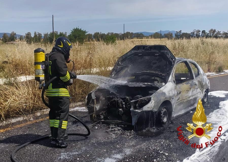 Un’auto prende fuoco sulla Sassari-Olbia, intervento dei vigili del fuoco