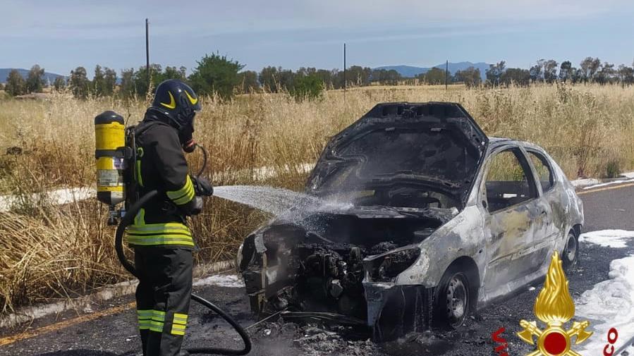 Un’auto prende fuoco sulla Sassari-Olbia, intervento dei vigili del fuoco