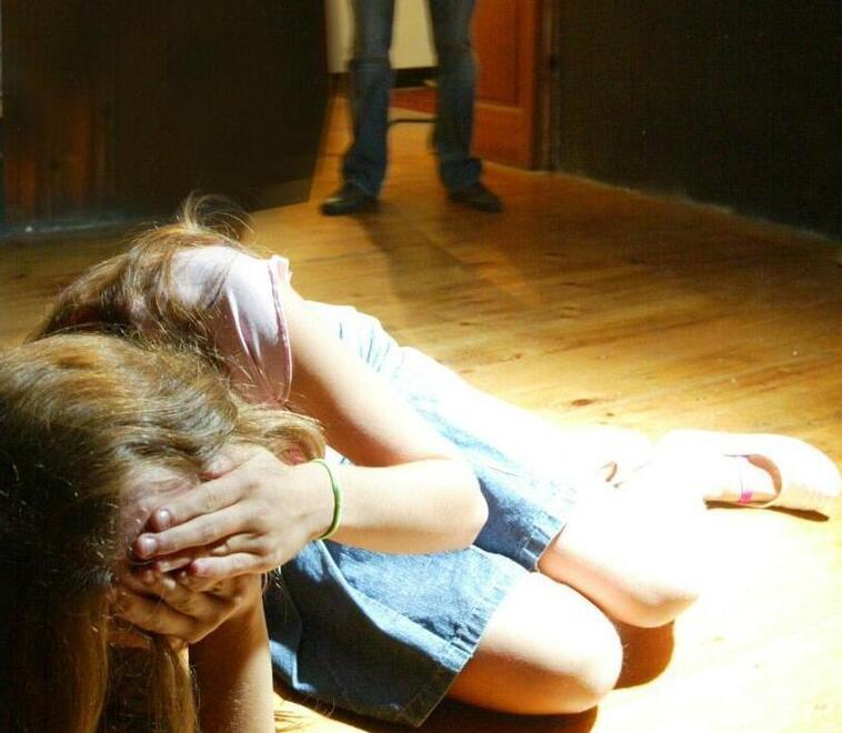 Modena, violentata a dodici anni dagli amici: il referto della visita inviato in Procura